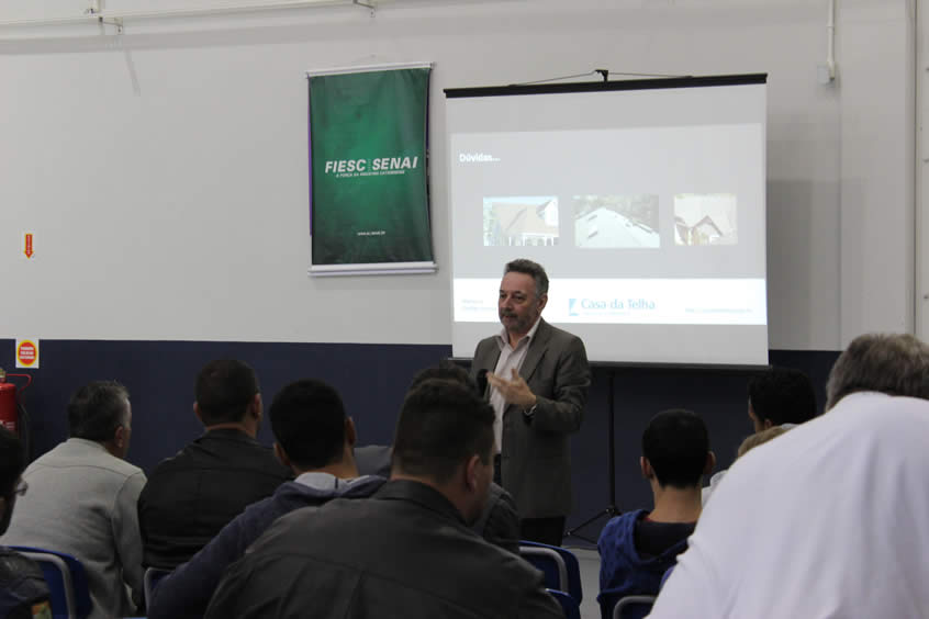 Workshop sobre o sistema de cobertura shingle é apresentado no SENAI SC - Palhoça